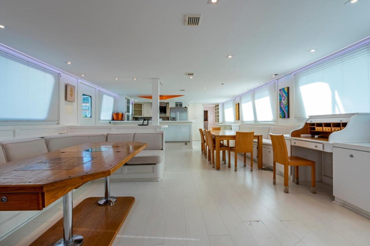 Luxury Boat Hotel Sant Adria de Besos Eksteriør bilde