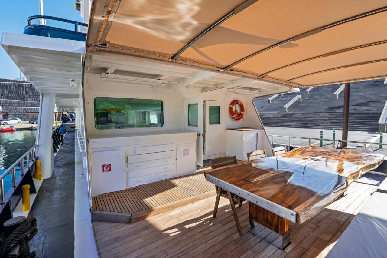 Luxury Boat Hotel Sant Adria de Besos Eksteriør bilde
