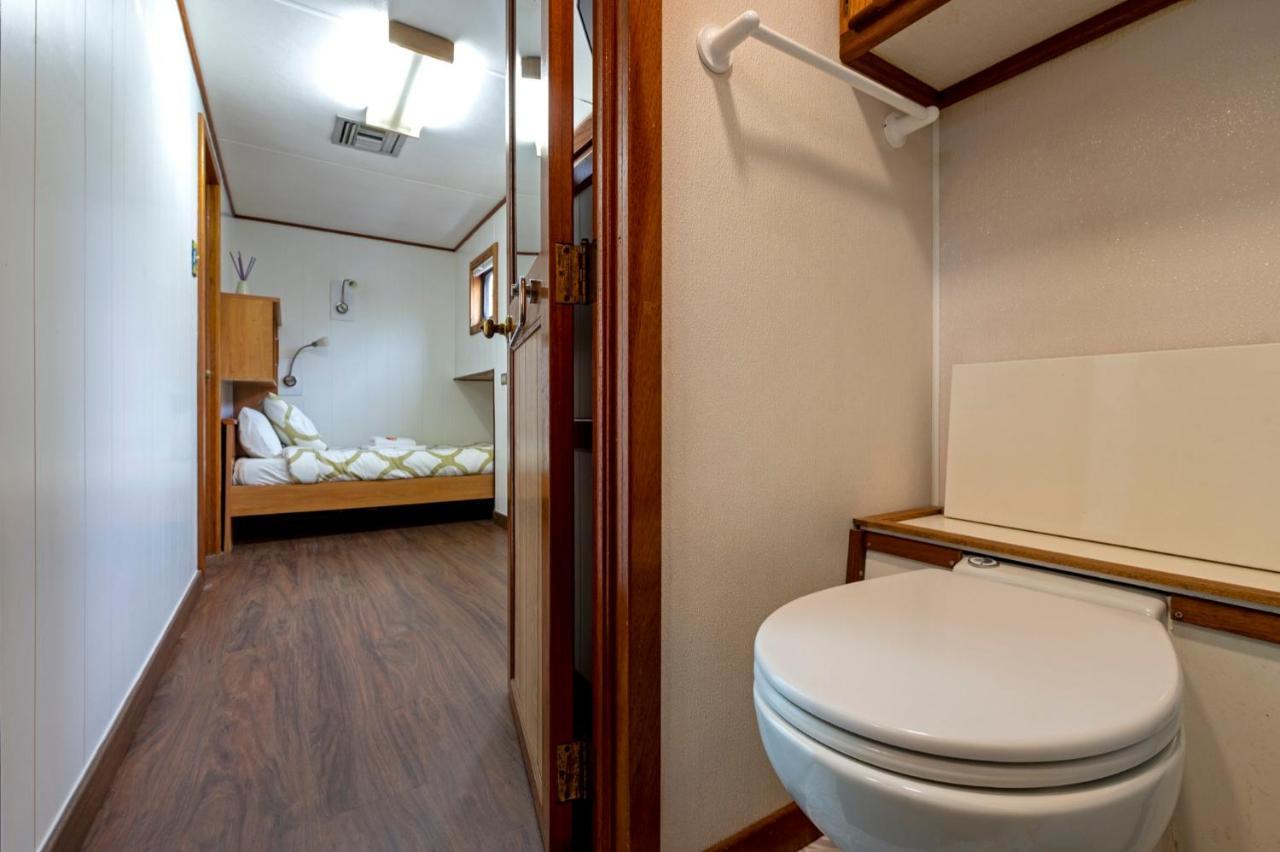 Luxury Boat Hotel Sant Adria de Besos Eksteriør bilde